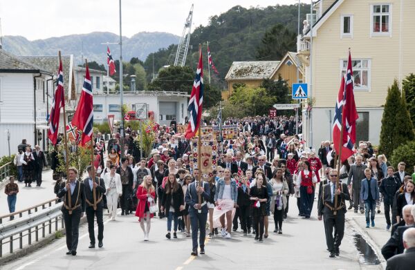17. maifeiring med hyllest  til bygda