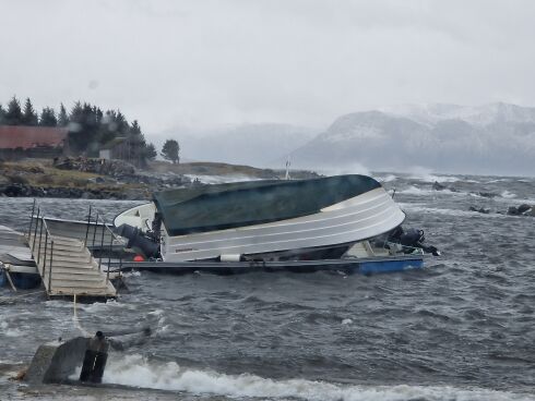 Kraftig vind flytta båt på øyane