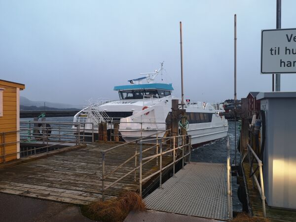 Hurtigbåt og ferjer innstiller avgangar