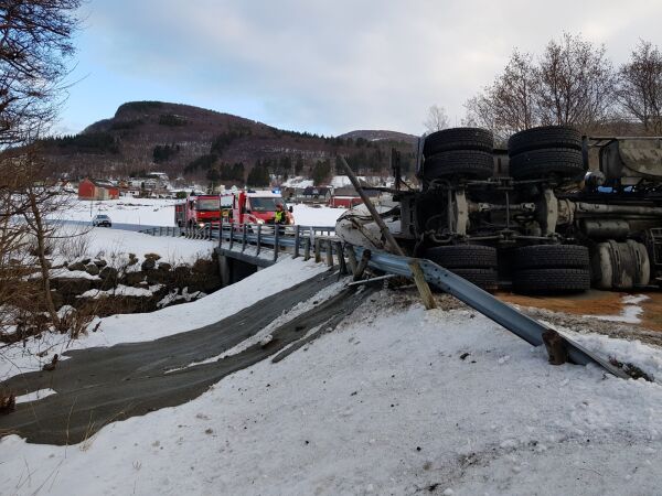 Velta betongbil sperrar vegen i Søvik