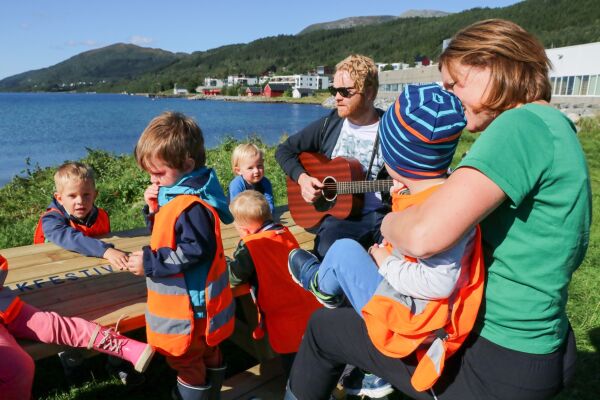 Nye parkbenkar til Eidsvik-sanden