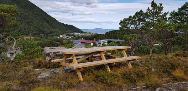Nye rastebord og benkar på plass i turområde