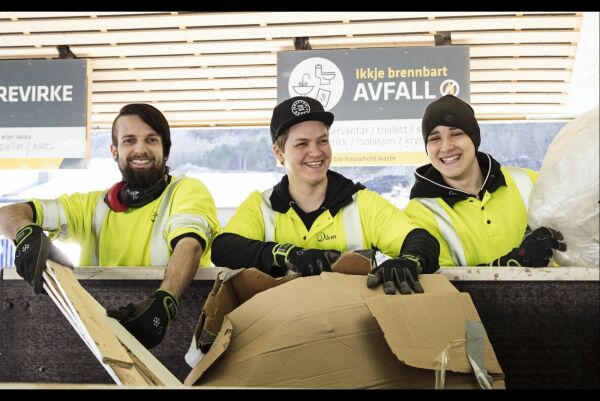 Ber folk vente med å levere avfall ved miljøstasjon