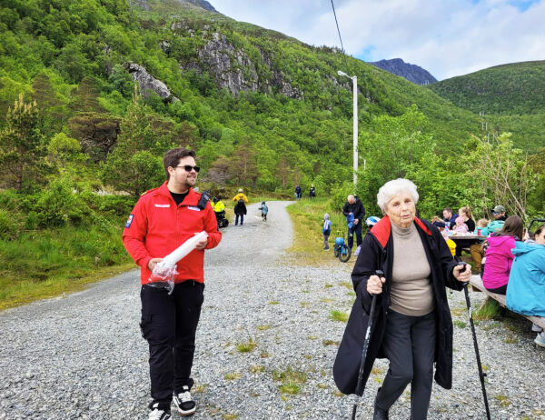 Over 100 turgåarar gjekk bingomarsjen