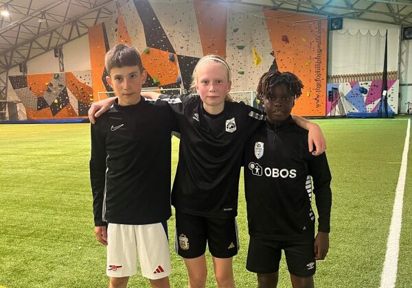 Unge lokale talent i troppen