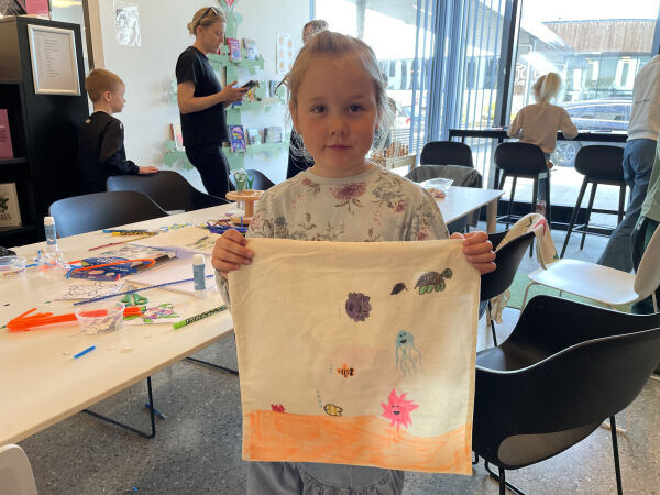 Sofie (6), Thorbjørn (6) og Even (7) lagar «Taremare-pynt» til biblioteket: – Det er kjekt å vere her