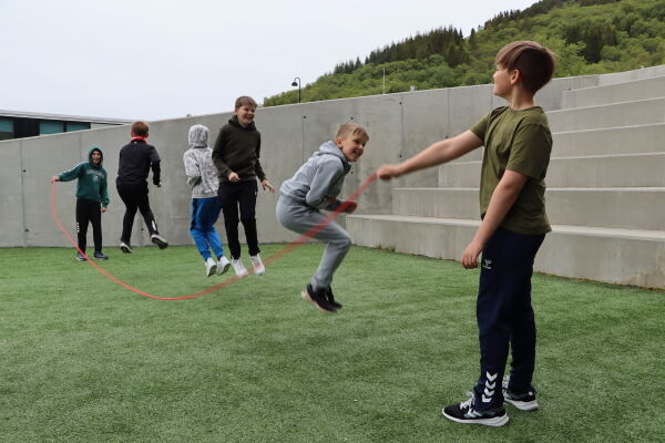Hoppetau-iver til topps på Søvik skule