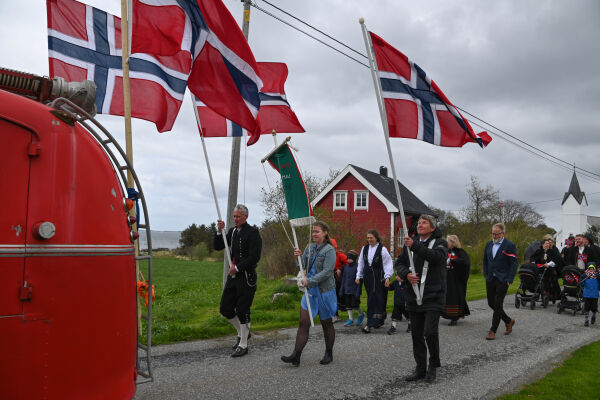 Feiring med gløtt av sol på øy og land