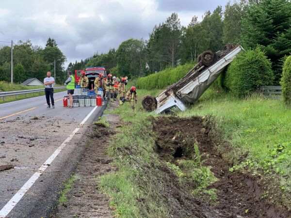 Bil lasta med propanflasker i grøfta på Vadset